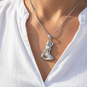 Silberne Meerjungfrau Kette, maritimer Anhänger auf weißer Bluse, Damenschmuck