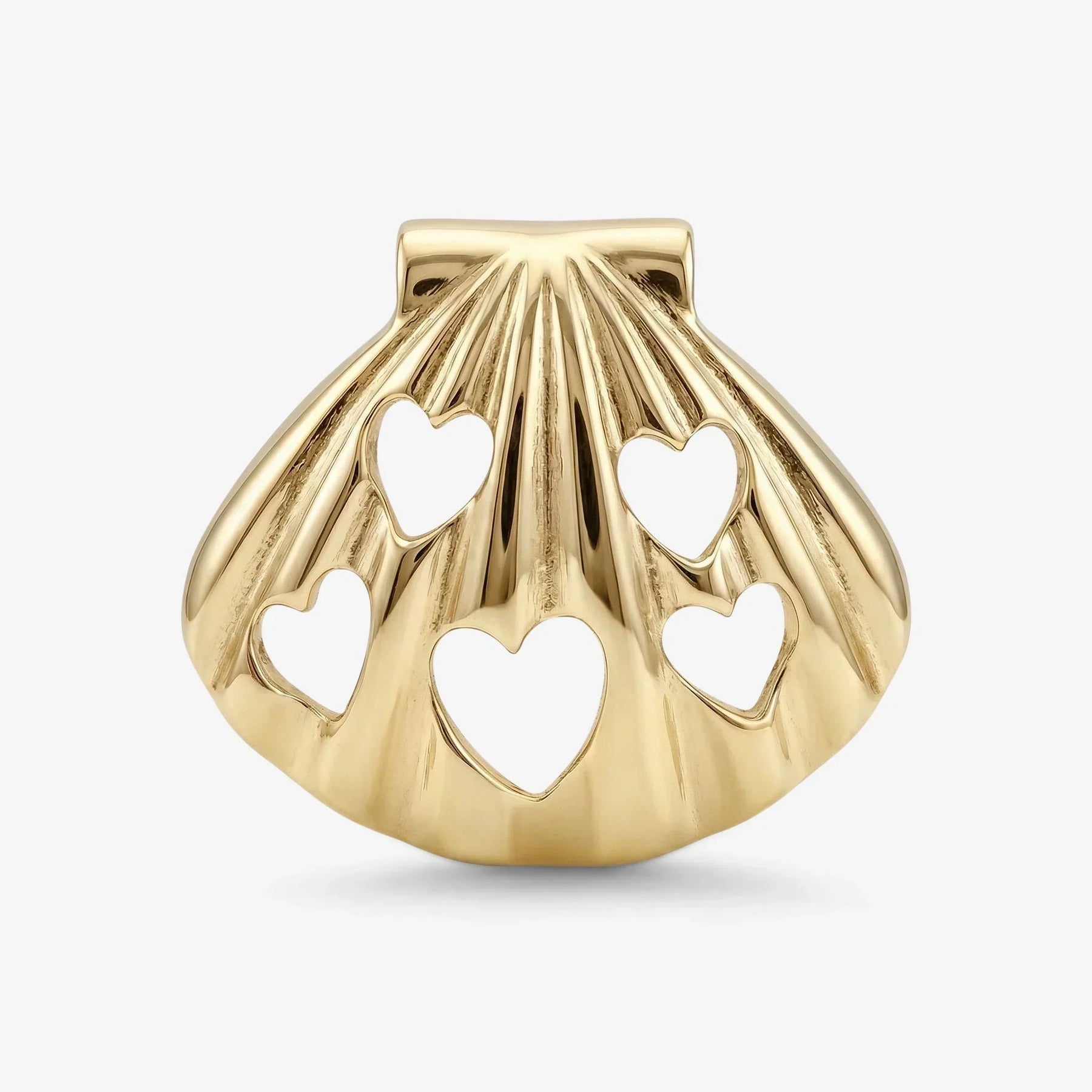 Goldene Muschel-Anhänger mit Herz-Ausschnitten, maritimer Schmuck auf weißem Hintergrund