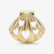 Goldene Muschel-Anhänger mit Herz-Ausschnitten, maritimer Schmuck auf weißem Hintergrund