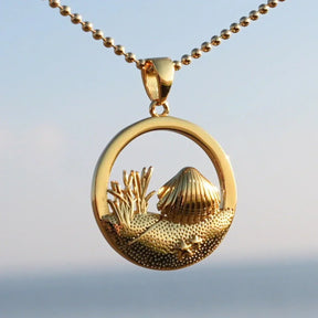 Goldene Kette mit rundem Anhänger im Muschel-, Seegras- und Stranddesign, maritimer Schmuck