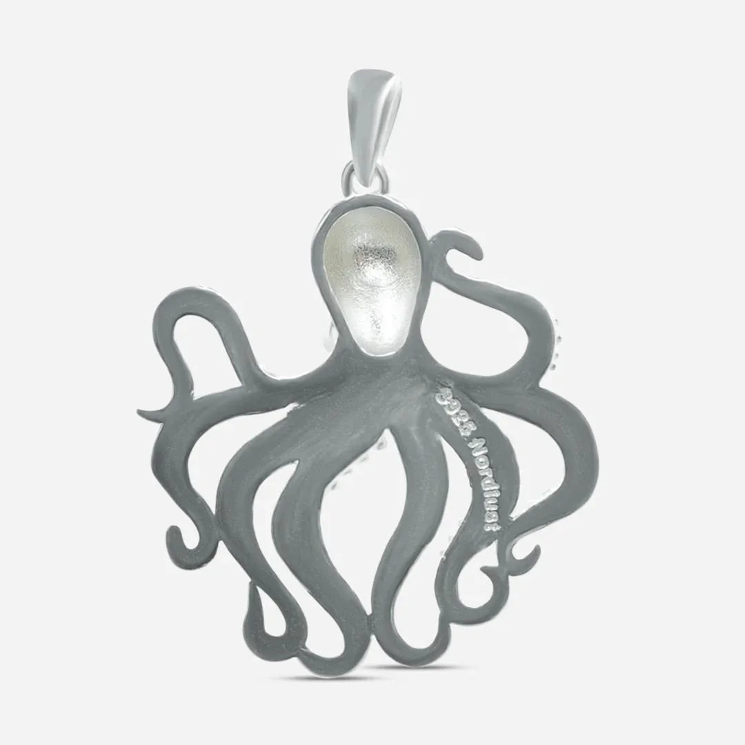 Silberner Oktopus Anhänger maritimer Schmuck, detailreich, vor weißem Hintergrund