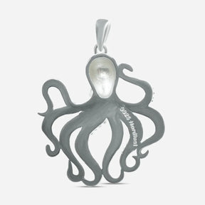 Silberner Oktopus Anhänger maritimer Schmuck, detailreich, vor weißem Hintergrund