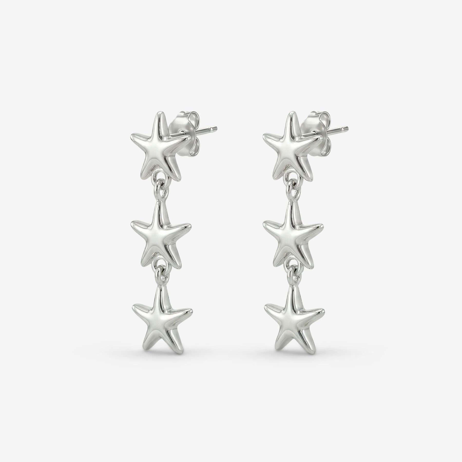 Silberne Ohrstecker mit drei Seesternen, maritimer Schmuck, auf weißem Hintergrund.