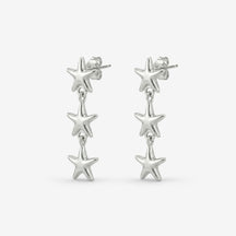 Silberne Ohrstecker mit drei Seesternen, maritimer Schmuck, auf weißem Hintergrund.