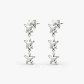 Silberne Ohrstecker mit drei Seesternen, maritimer Schmuck, auf weißem Hintergrund.