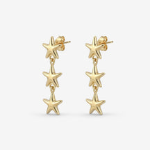 Goldene Ohrstecker mit drei Seesternen, maritimer Schmuck auf weißem Hintergrund