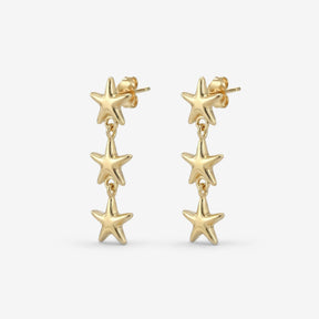 Goldene Ohrstecker mit drei Seesternen, maritimer Schmuck auf weißem Hintergrund