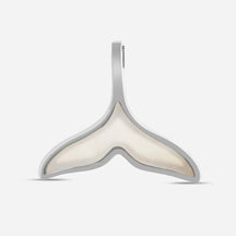 Anhänger Walflosse aus Silber und Perlmutt, maritimer Schmuck auf weißem Hintergrund