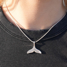 Silberne Walflossen-Kette mit Perlmutt-Anhänger, maritimer Schmuck am Hals getragen