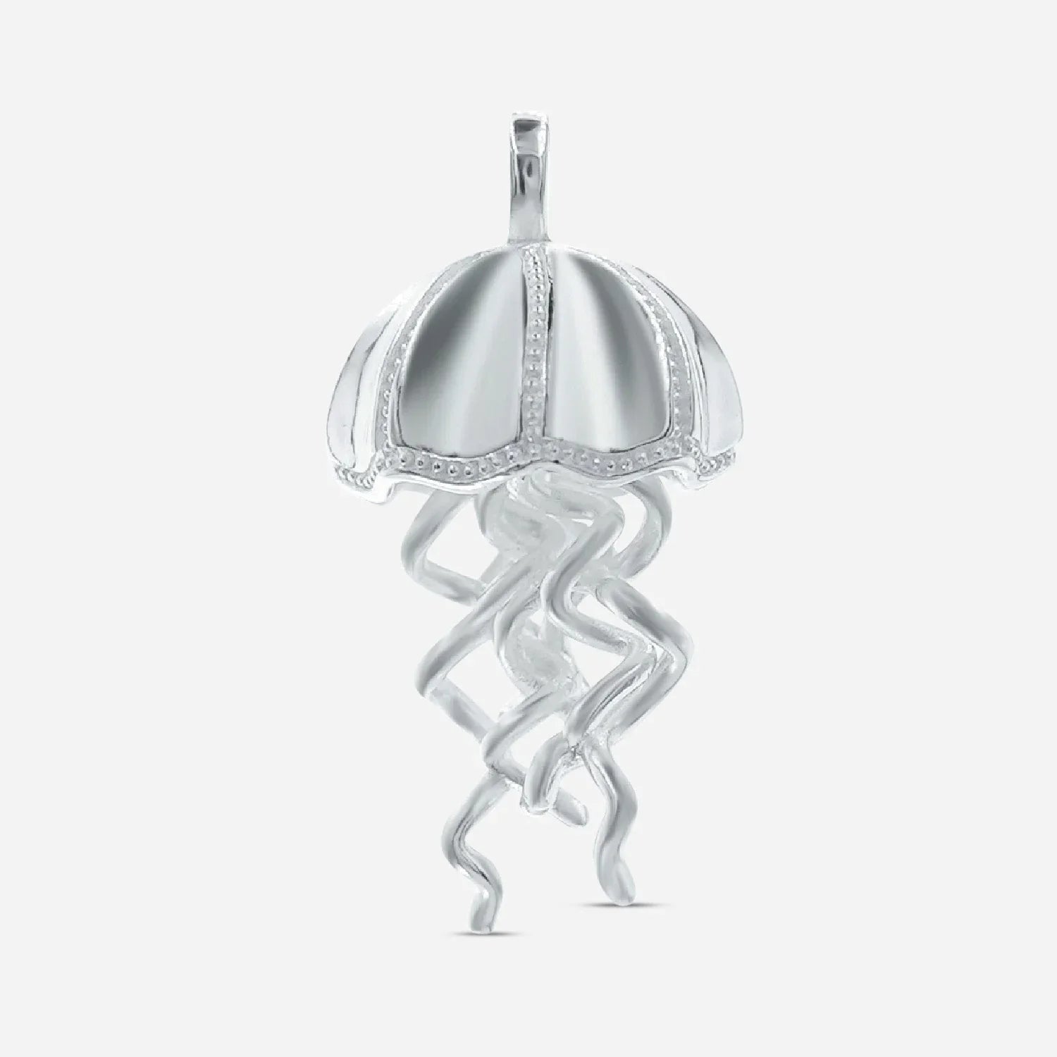 Silberner Anhänger in Form einer Qualle, maritimer Schmuck auf weißem Hintergrund.