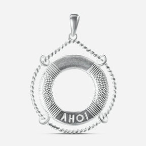 Silberner Anhänger in Rettungsring-Form mit maritimer Verzierung und der Aufschrift AHOI.