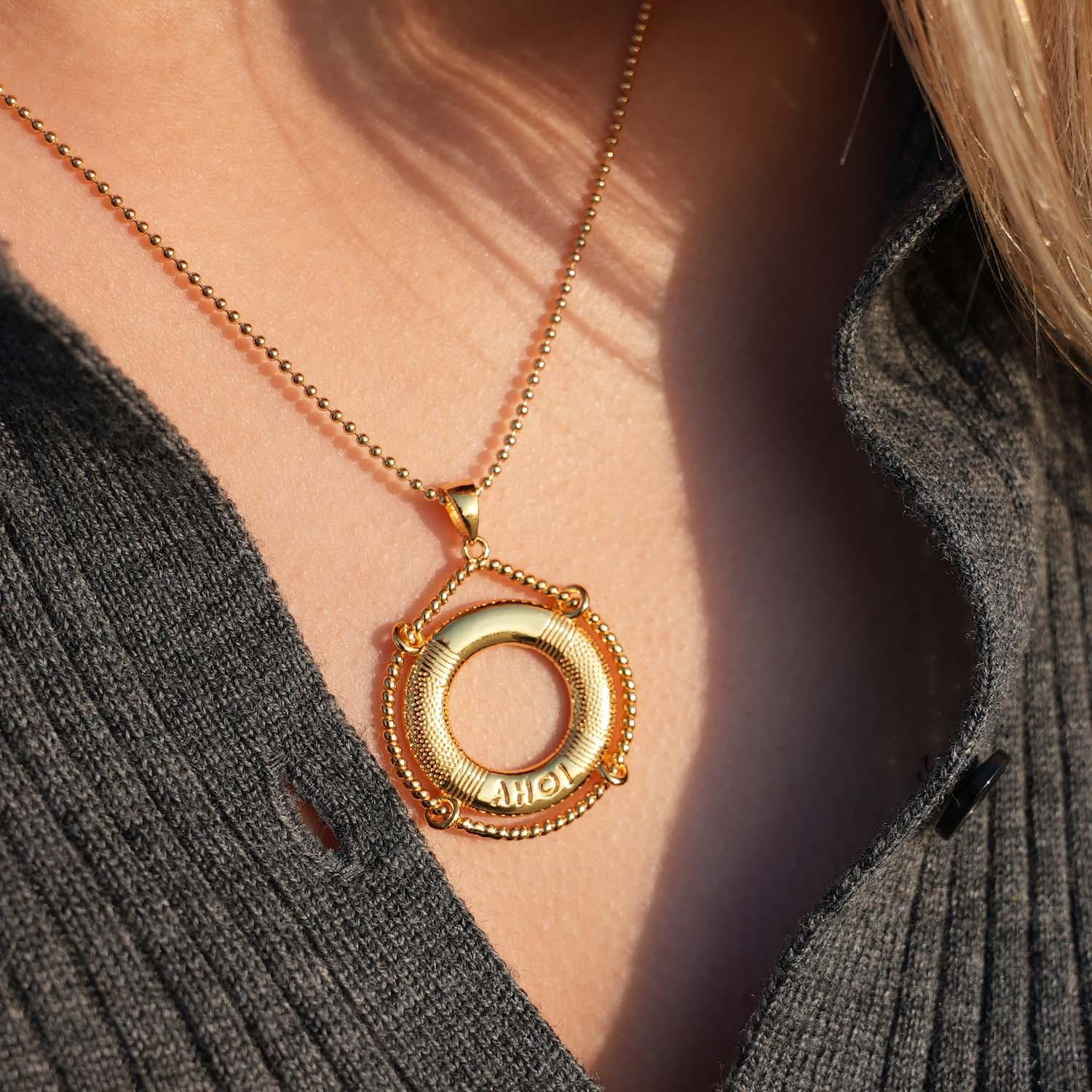 Goldene Halskette mit Rettungsring-Anhänger und AHOI-Schriftzug, maritimer Schmuck