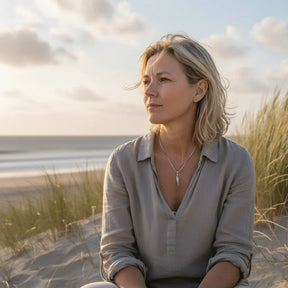 Frau am Strand mit silberner Muschel-Anhänger-Kette, maritimer Schmuck, Natur, Sonnenuntergang