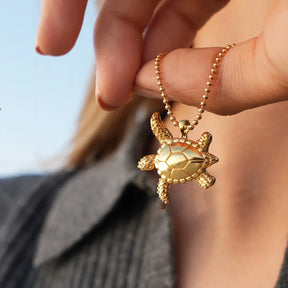 Goldene Schildkröte Anhänger Kette maritimer Schmuck für Damen am Hals getragen