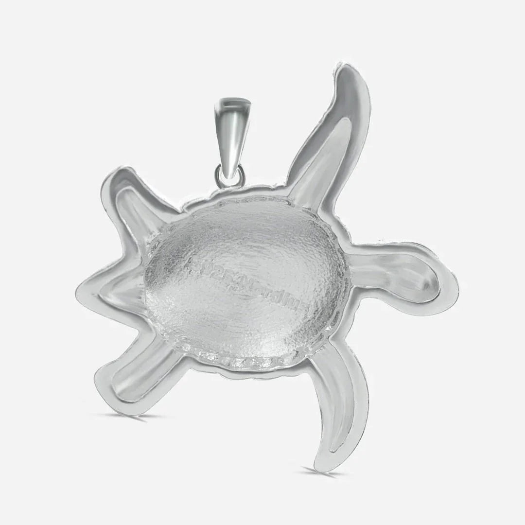 Silberner Schildkröten-Anhänger maritimer Schmuck, detailreich auf weißem Hintergrund