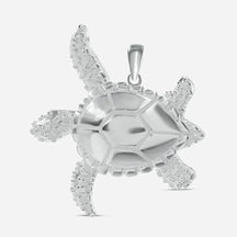 Silberner Schildkröten-Anhänger maritimer Schmuck auf weißem Hintergrund