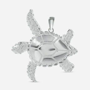 Silberner Schildkröten-Anhänger maritimer Schmuck auf weißem Hintergrund