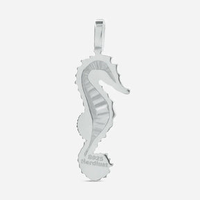 Silberner Seepferdchen Anhänger maritimer Schmuck 925er Silber auf weißem Hintergrund