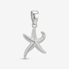 Silberner Seestern Anhänger maritimer Schmuck am weißen Hintergrund