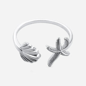 Silberner Ring mit Seestern- und Muschelmotiv, maritimer Schmuck, auf weißem Hintergrund