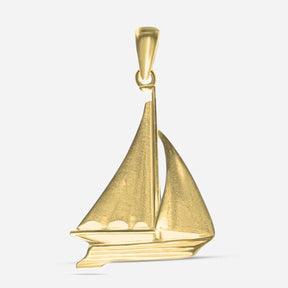 Goldener Segelboot-Anhänger maritimer Schmuck auf weißem Hintergrund