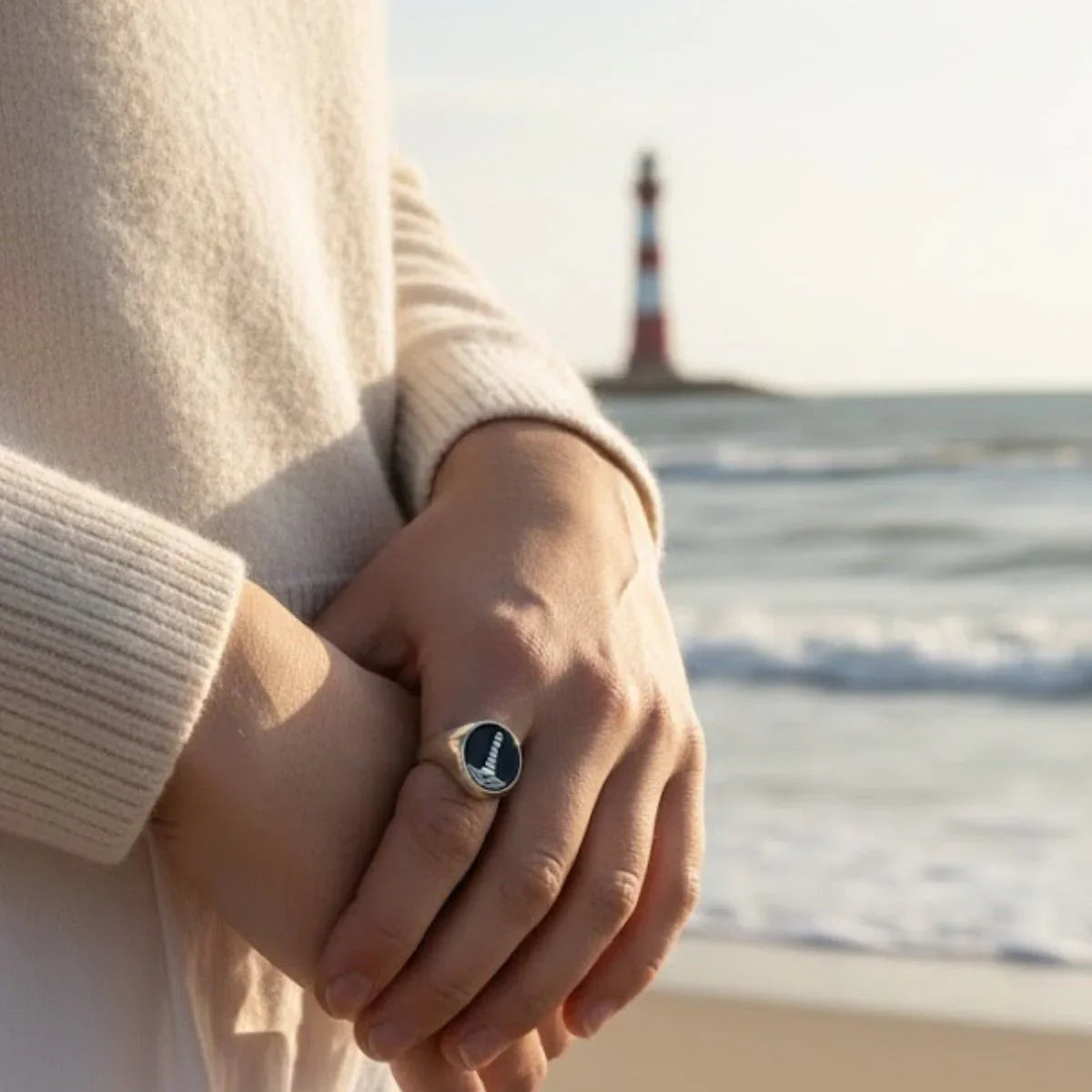 Silberner Siegelring mit Leuchtturm-Motiv am Strand, maritimer Schmuck