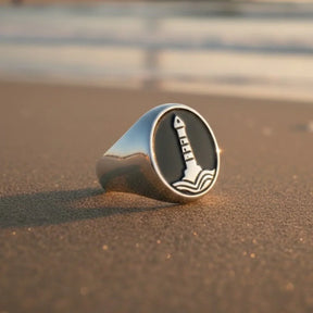 Siegelring aus Silber mit Leuchtturm-Motiv am Strand, maritimer Schmuck