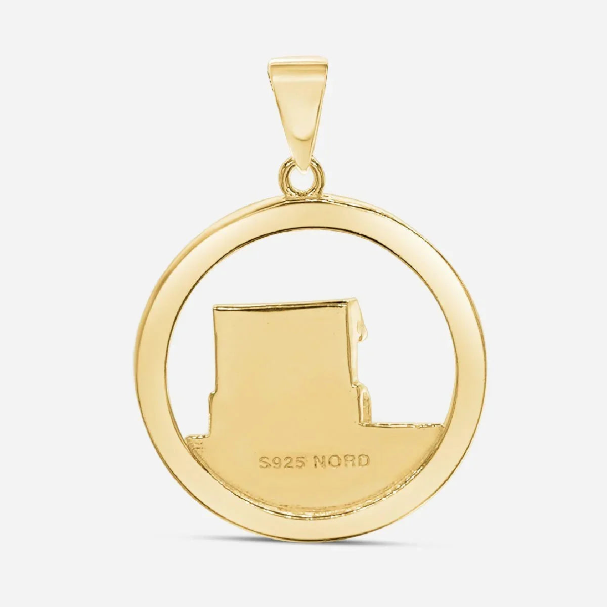 Goldener Anhänger mit Strandkorb-Motiv, maritimer Schmuck vor weißem Hintergrund