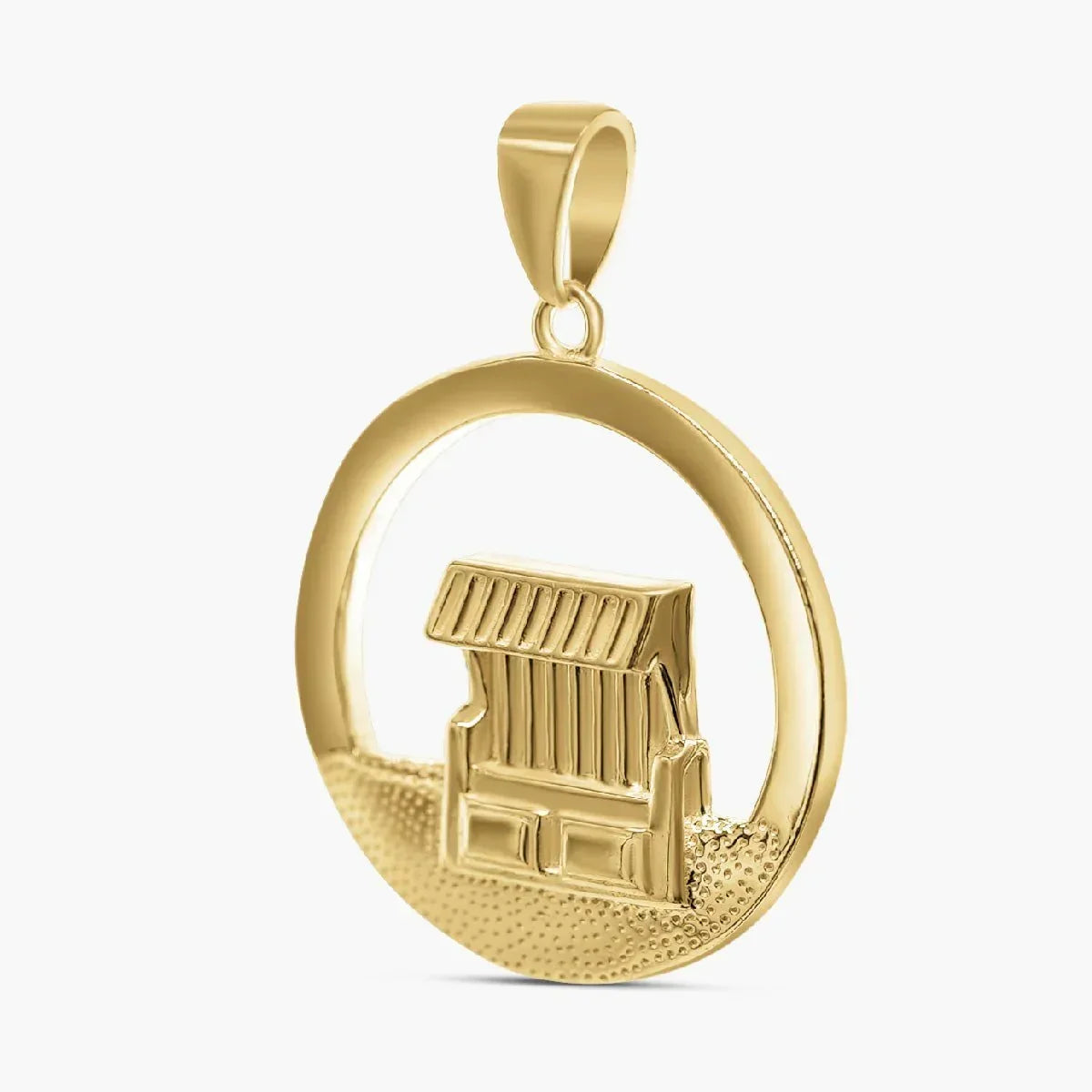 Goldener Anhänger mit rundem Rahmen und stilisiertem Strandkorb-Motiv, maritimes Schmuckdesign