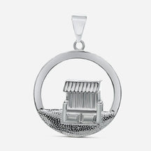 Silberner Anhänger in runder Form mit Strandkorb-Motiv auf sandähnlicher Textur