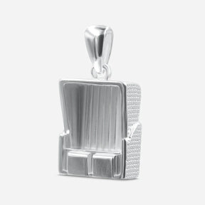 Strandkorb Anhänger aus Silber, maritimer Schmuck mit Küstenmotiv auf weißem Hintergrund