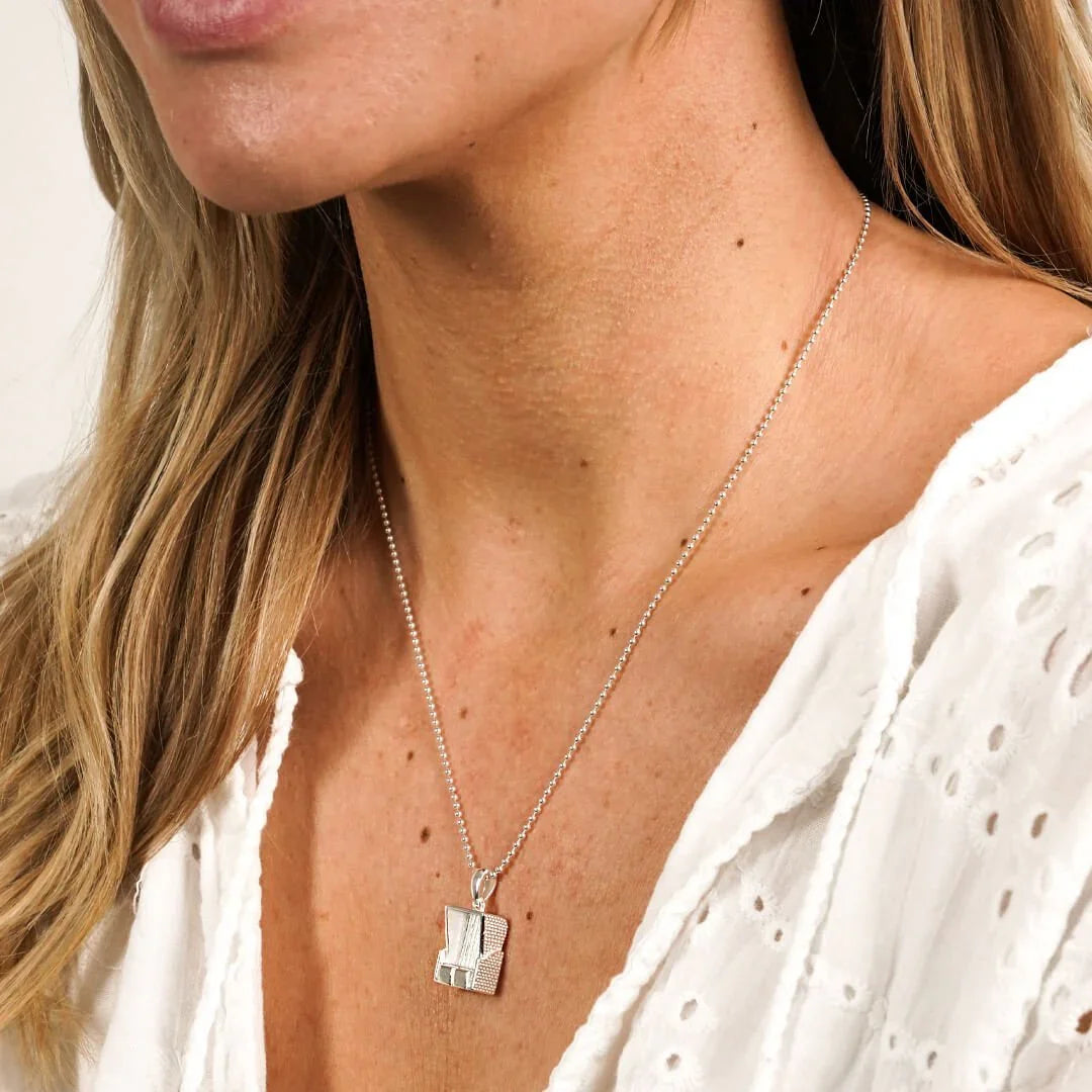 Damenkette mit silbernem Strandkorb-Anhänger, maritimer Schmuck, Nahaufnahme