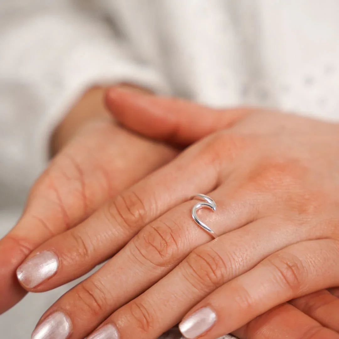 Silberner Wellenring am Finger, maritimer Schmuck, inspiriert von Meer und Küste