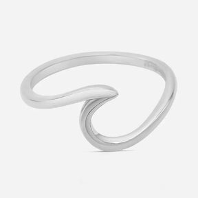 Silberner Wellenring in geschwungener Form, maritimer Schmuck, minimalistisches Design